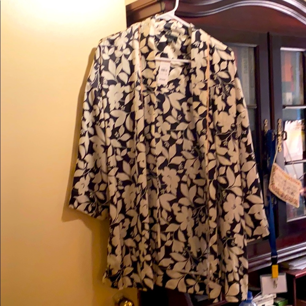 Ann Taylor black and white satin-y kimono